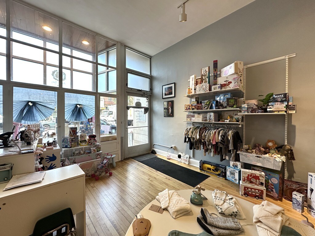 Building Photo - 3422 N Lincoln Ave