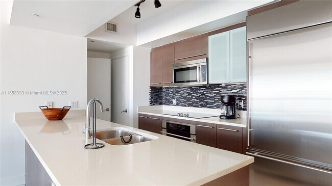 Building Photo - 500 Brickell Ave