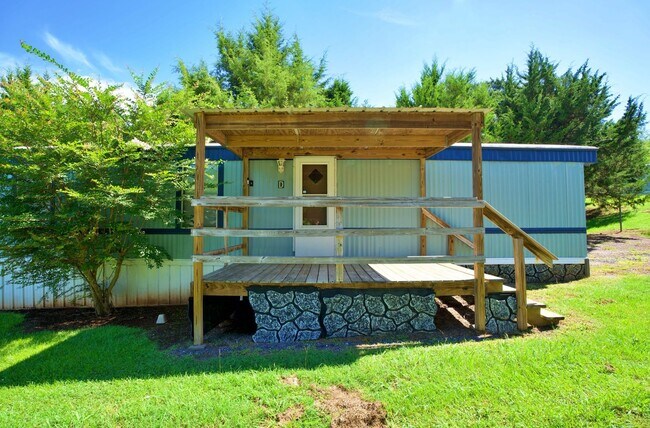 Building Photo - Evergreen D
