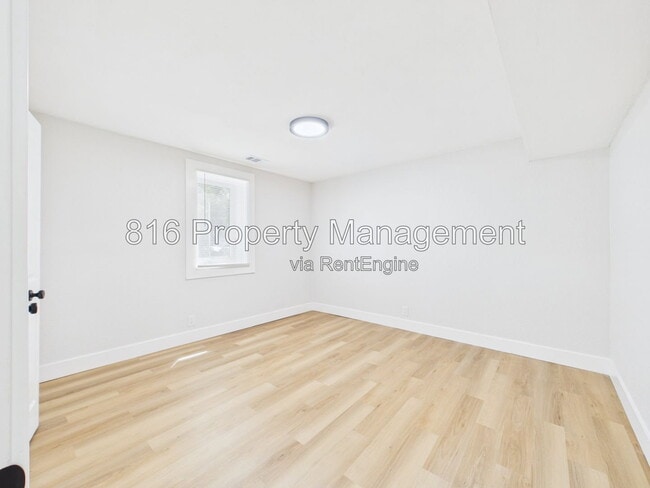 Building Photo - 9524 Manning Ave