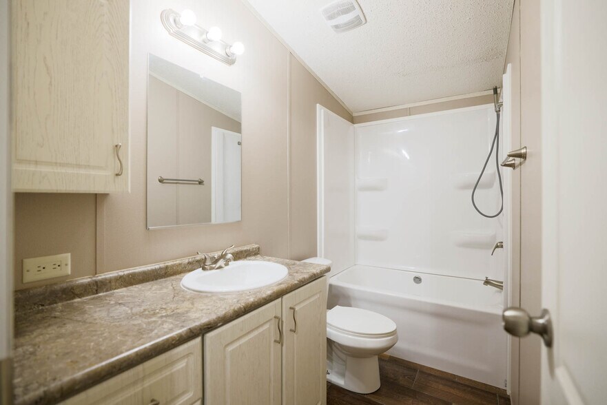 Guest bathroom - 1225 Orizaba
