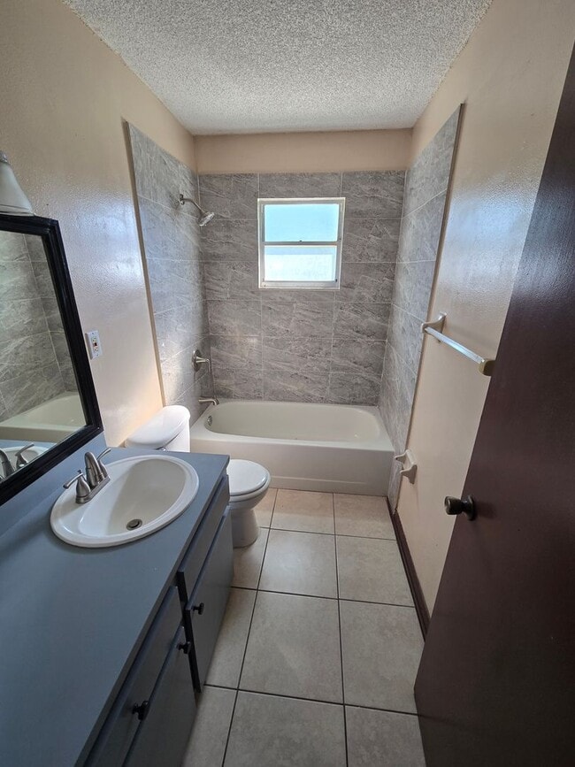 Building Photo - SPACIOUS 2 BEDROOM 1 BATH DUPLEX LOCATED I...