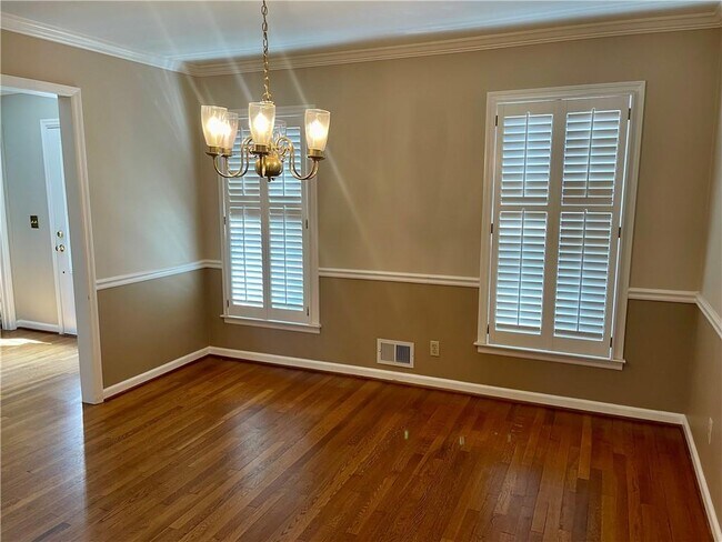 Building Photo - 119 Woodlawn Dr NE