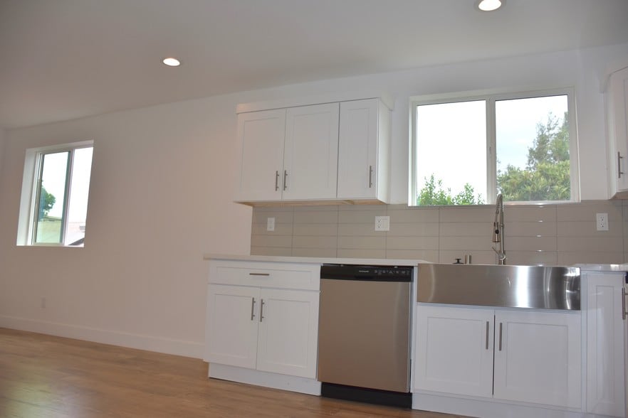 dining room - 10923 Hesby St