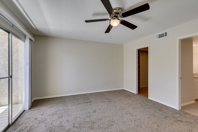 Building Photo - 2 Bedroom Townhome with 2 car attached garage in Henderson