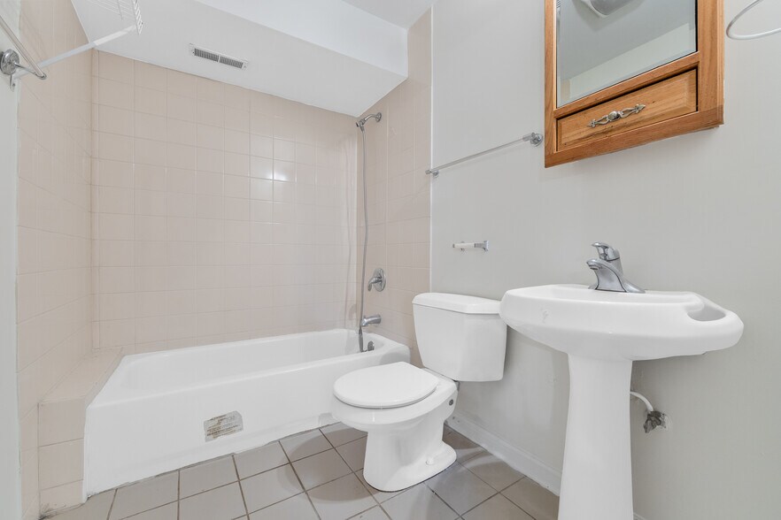 Building Photo - 992 Manchester Cir