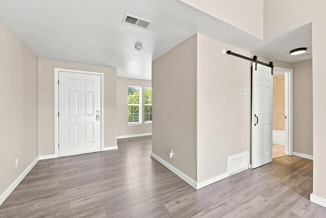 Building Photo - $1,295.95 1 bed, 1 bathroom, located in Aurora with a washer and dryer.