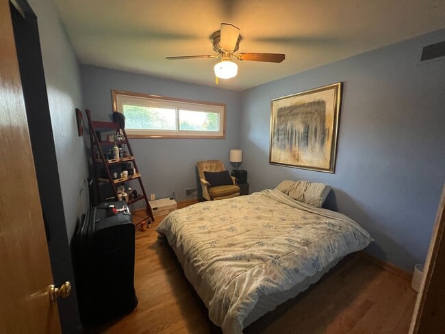 Building Photo - Charming Single Family Home in Brookfield - FIRST MONTH RENT HALF OFF!