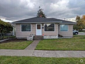 Building Photo - **PENDING APP**Spacious 3 Bed 1.5 Bath hom...