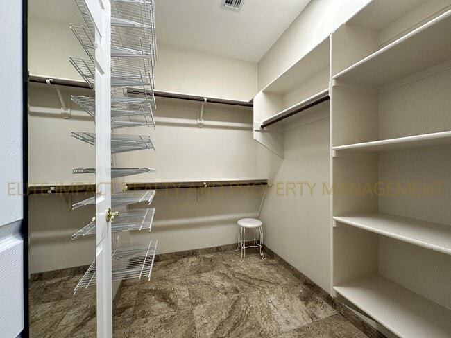 Building Photo - 585 W Deerview Ct