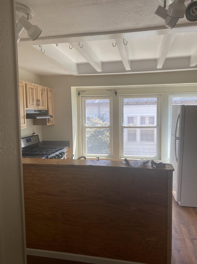 Building Photo - 313 E College St