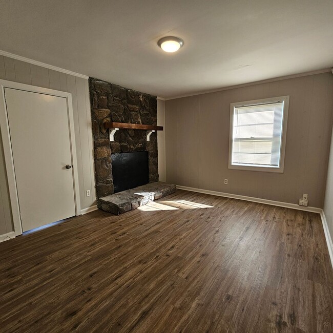 Building Photo - Cozy and Newly Renovated 3 Bedroom 1 Bath ...