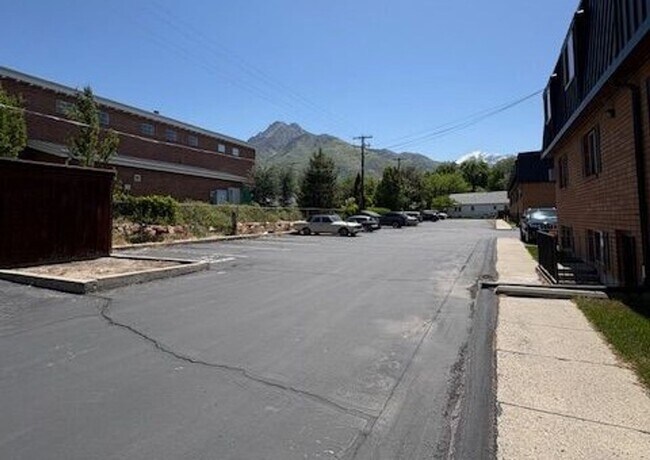 Building Photo - 2 Bedroom Apartment in Holladay!