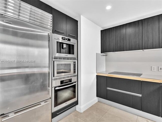 Building Photo - 17001 Collins Ave