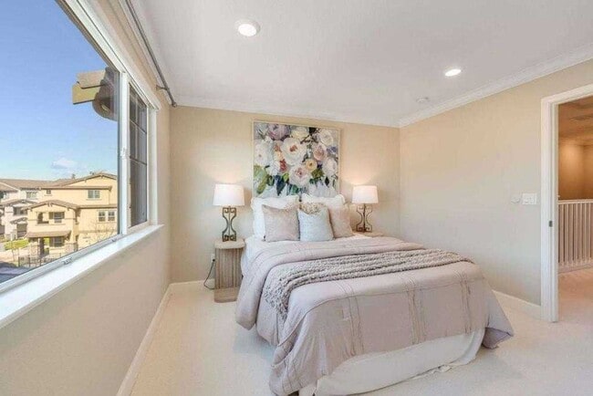 Building Photo - Luxury 3-Bed Townhouse in Hayward Just Built in 2019!