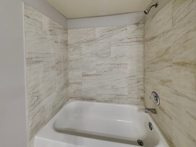 Building Photo - 725 Crest Pines Dr