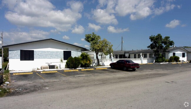 Building Photo - Venetian Villas