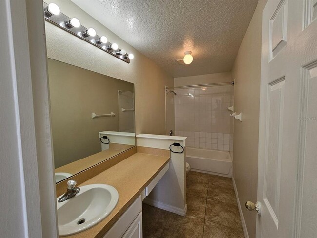 Building Photo - 608 Cresting Oak Cir