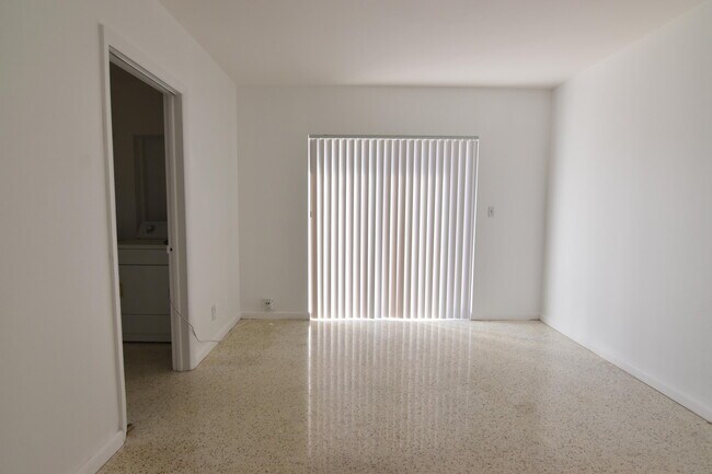 Building Photo - 2472 NE 5th Ave