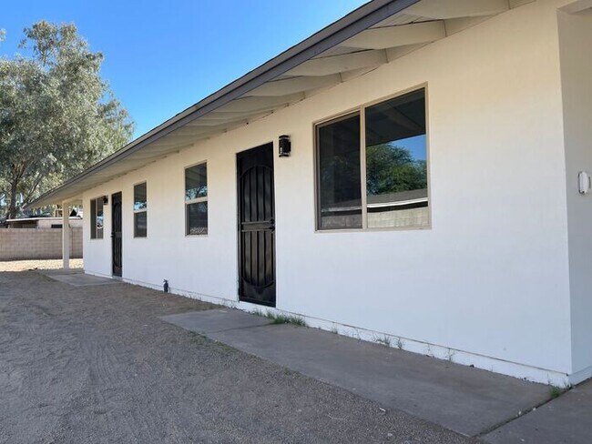 Building Photo - Newly Remodeled 1 Bedroom at end of culdesac, private gate