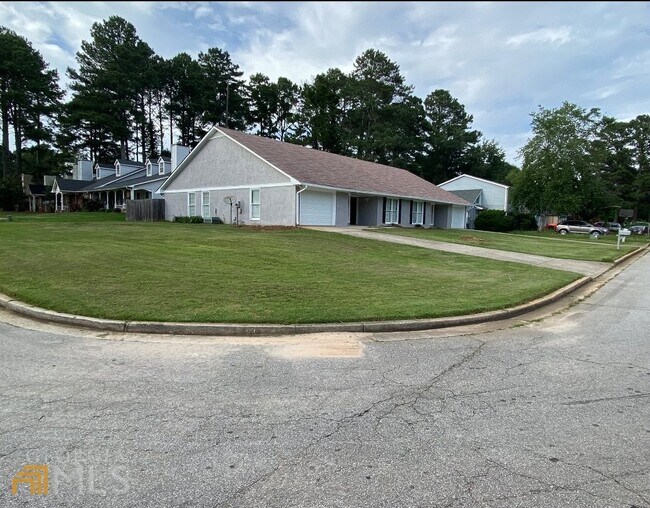 Building Photo - 2110 Country Walk Way SE