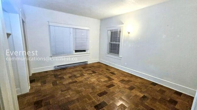 Building Photo - 4 Bed, 2 Bath Home with Fenced Yard / Vouchers Accepted / 12 to 18 month lease options available.