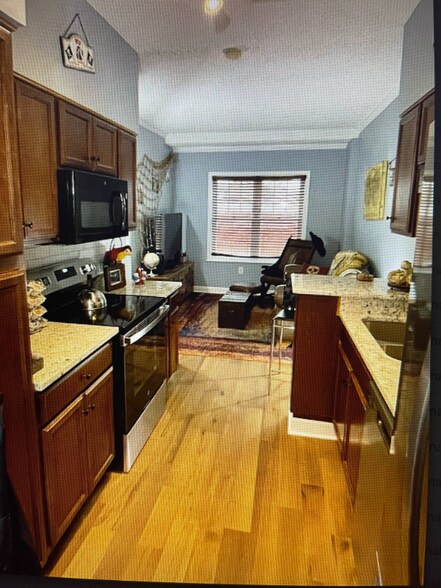 Building Photo - 2002 Greene St