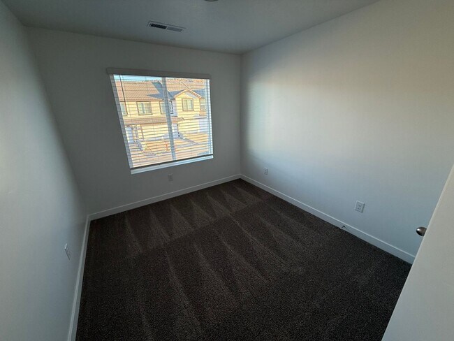 Building Photo - Includes internet - Pool/Pickle Ball +++