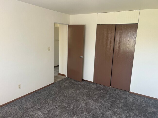Building Photo - 2 Bedroom Lower in Neenah. Heat & Water included