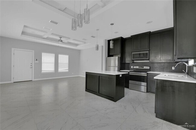 Building Photo - 1012 E la Cantera Ave