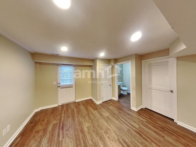 Building Photo - 7028 Oak Brook Terrace