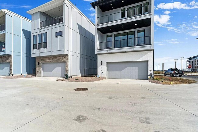 Building Photo - 702 Resort Dr