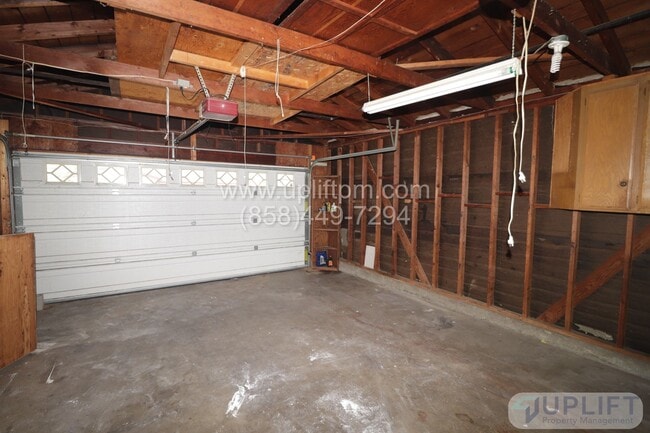 Building Photo - 3-Bedroom, 2-Bathroom w/ Garage + Washer/D...