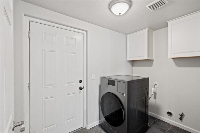 Building Photo - New Paint- 1 Bd Retreat, Community Pool, S...