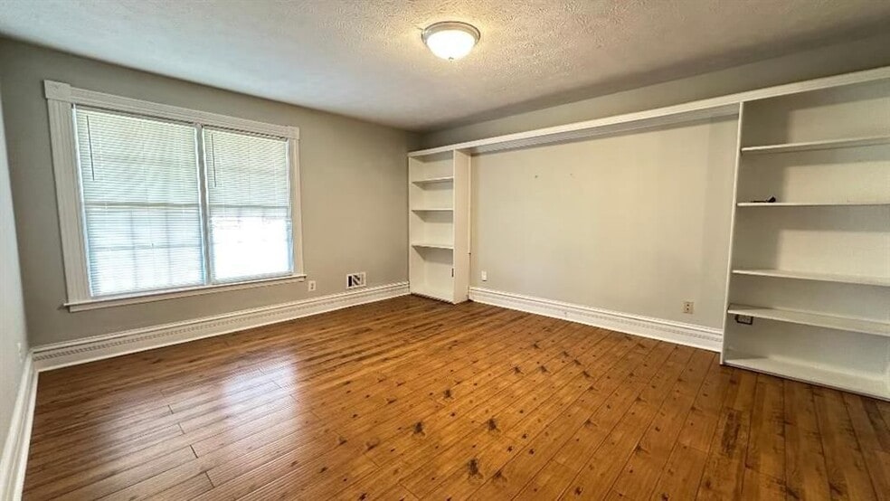 Building Photo - 1626 Isham Dr