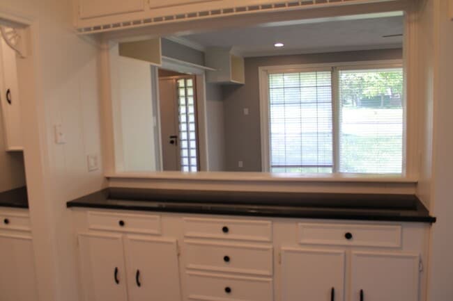 Building Photo - 3 Bedrom 2 bath with a 1 car garage