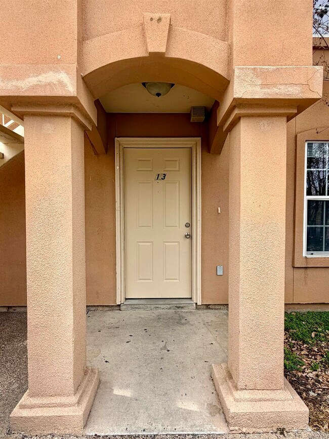 Building Photo - 419 W Eistetter St