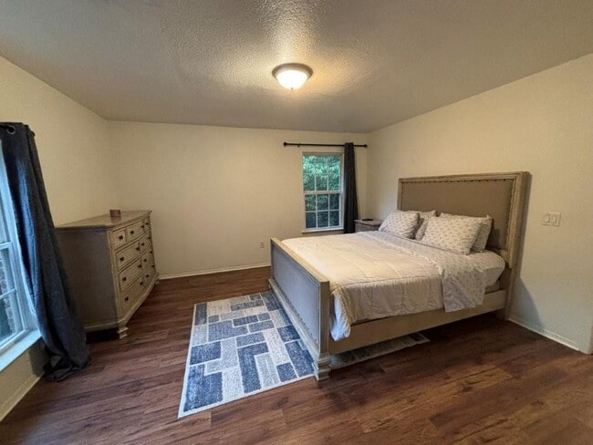 Building Photo - 6 Hart Ln