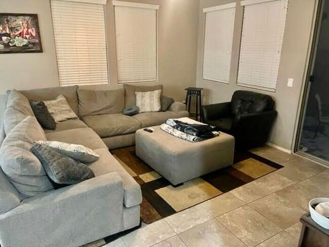 Building Photo - Lovely 3Bedroom/ 2.5 Bath Mesa Home!