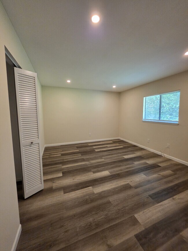 Building Photo - 2455 Thomasson Dr