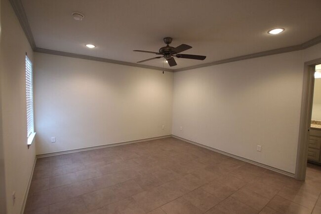 Building Photo - Beautiful 3 Bedroom 2 Bathroom Townhouse i...