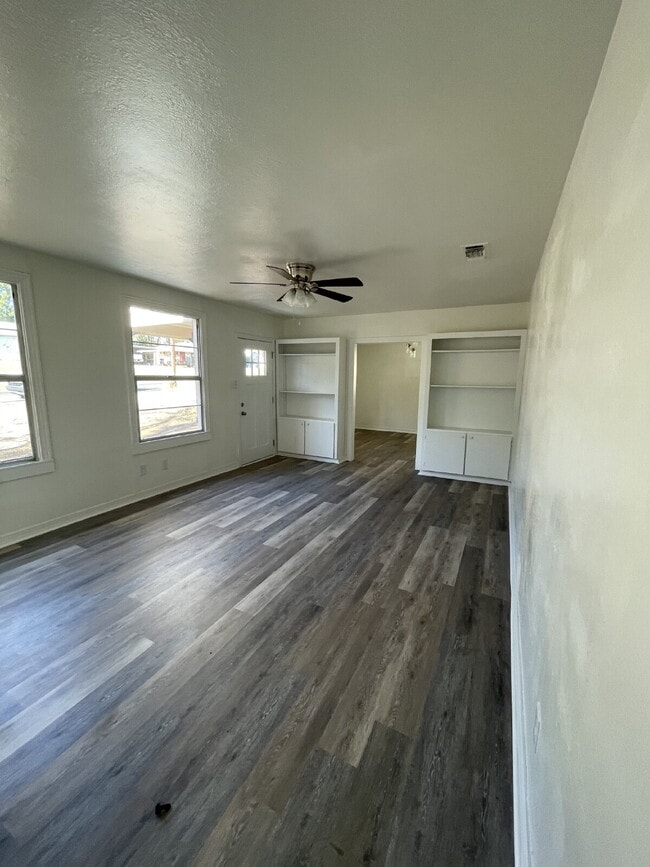 Building Photo - 3 bedroom, 1 bath home.