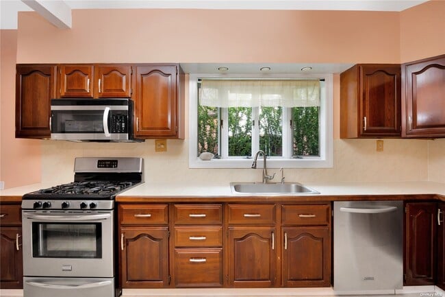 Building Photo - 20 Point Crescent