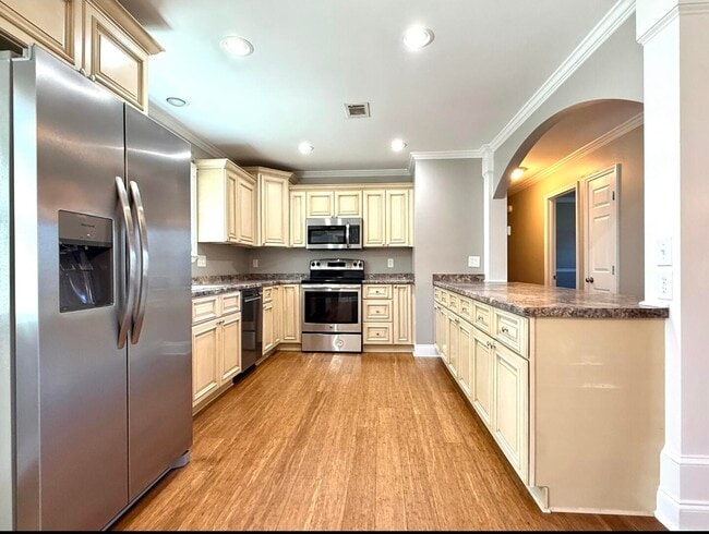 Building Photo - 223 Westmont Dr