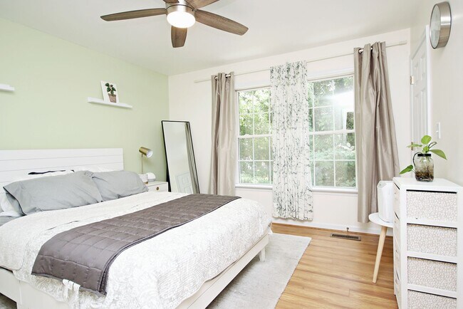 Building Photo - $500 Off 1st Month's Rent! Pet-Friendly End-Unit with Walkable Forest Lakes Lifestyle
