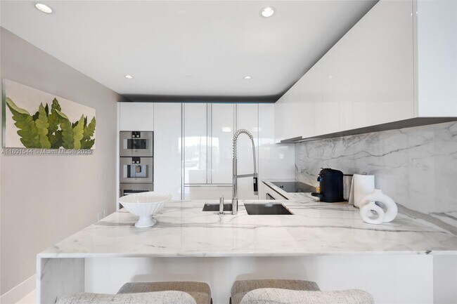 Building Photo - 10201 Collins Ave