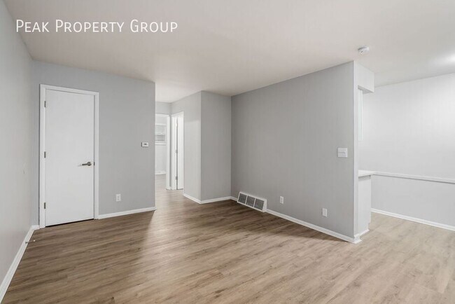 Building Photo - 558 Riverview Dr