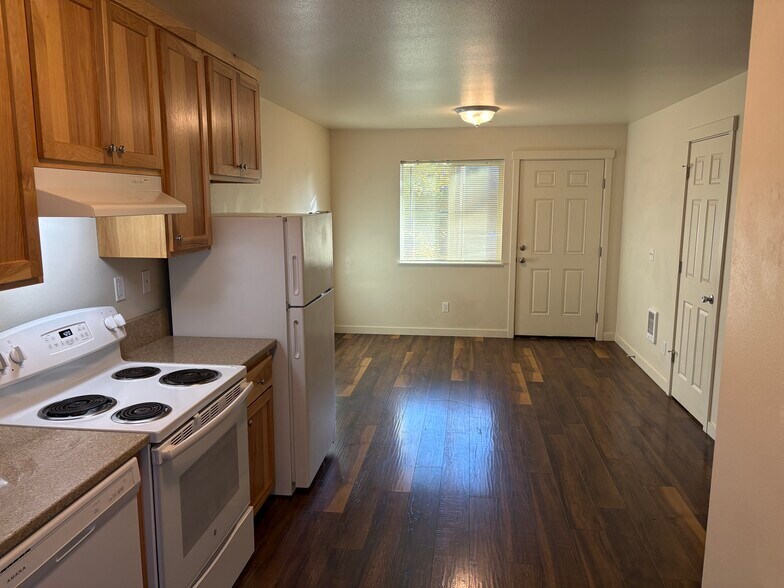 Building Photo - 909 W 4th Ave