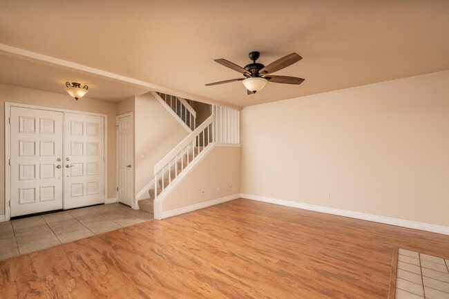 Building Photo - 1656 N Sierra Vista Dr