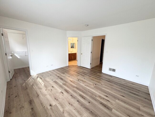 Building Photo - 652 Lincoln Station Dr